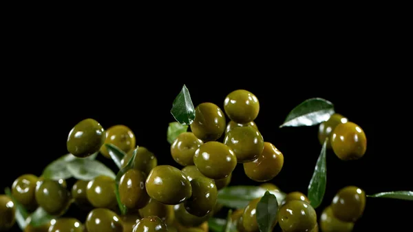 Movimento Congelamento Delle Olive Verdi Volanti Con Foglie Isolate Fondo — Foto Stock