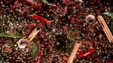 Uçan baharatların süper yavaş çekimi siyah arka planda karışır. Yüksek hızlı sinema kamerası, 1000 fps..