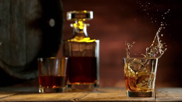 Super Cámara Lenta Cubo Hielo Cayendo Whisky Efecto Rampa Velocidad — Vídeos de Stock