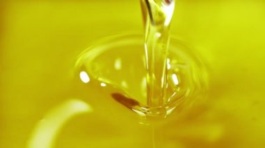 Çok yavaş akan yağ, makro çekim. Yüksek hızlı sinema kamerası, 1000 fps..