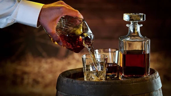 Freeze Movimento Homem Mão Derramando Whisky Tiro Fundo Bebidas Ainda — Fotografia de Stock