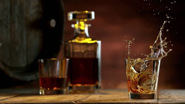Congele Movimento Salpicar Whisky Colocado Mesa Madeira — Fotografia de Stock
