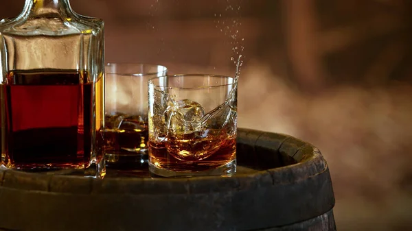 Zamrozić Ruch Rozpryskującej Się Whisky Umieszczony Drewnianym Stole — Zdjęcie stockowe