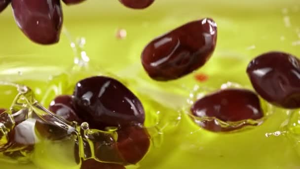 Super Slow Motion Falling Green Olives Oil Filmed High Speed — Αρχείο Βίντεο