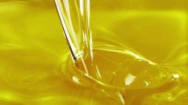 Yağlı boya, yakın çekim. Su sıçratma hareketini dondur.