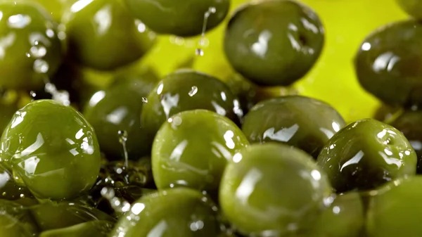 油に入れられた緑のオリーブのクローズアップ 生鮮食品の背景 — ストック写真