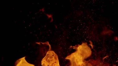 Siyah arka planda izole edilmiş süper yavaş ateş patlaması. Yüksek hızlı sinema kamerası, 1000 fps..