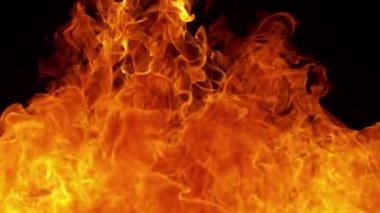 Siyah arka planda izole edilmiş süper yavaş ateş patlaması. Yüksek hızlı sinema kamerası, 1000 fps. Hız rampası etkisi.