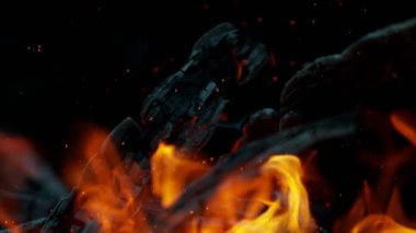 Siyah arka planda izole edilmiş süper yavaş bir kamp ateşi. Yüksek hızlı kamera, 1000 fps..