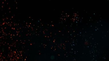 Siyah arka planda izole edilmiş çok yavaş ateş kıvılcımları. Yüksek hızlı sinema kamerası, 1000 fps..