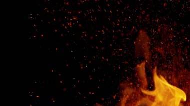 Alevler ve kopyalama alanlarıyla soyut arkaplanı ateşle. Siyah arkaplanda izole.