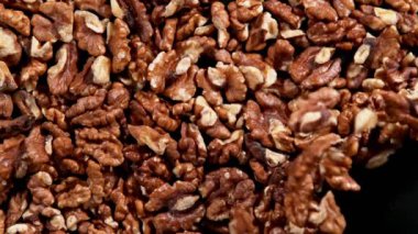 Siyah arka planda ceviz üflemenin süper yavaş çekimi. Yüksek hızlı sinema kamerası, 1000 fps..