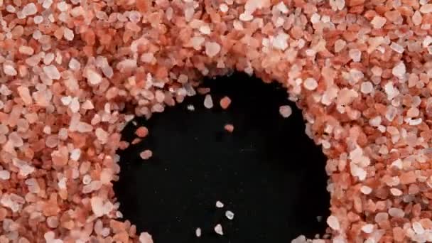 超慢速运动的吹粒盐在黑色背景上 用高速摄像机拍摄 每秒1000帧 — 图库视频影像