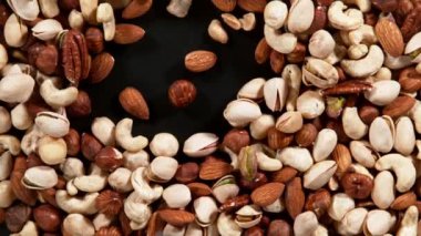 Siyah arka planda fındık üfleme süper yavaş çekim. Yüksek hızlı sinema kamerası, 1000 fps..