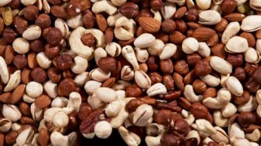 Siyah arka planda fındık üfleme süper yavaş çekim. Yüksek hızlı sinema kamerası, 1000 fps..