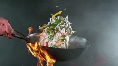 Karidesli Asya eriştesi süper yavaş çekimde. Yüksek hızlı sinema kamerası, 1000 fps. Hız rampası etkisi.
