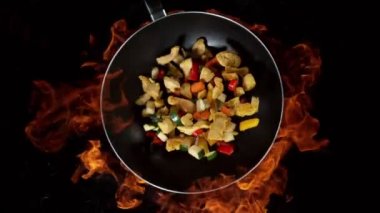 Pan 'dan Sebzeli Uçan Asya Tavuğu Etinin Süper Yavaş Hareketi. High Speed Cinema Camera 'da çekildi, 1000 Fps. Hız Rampası Efekti.