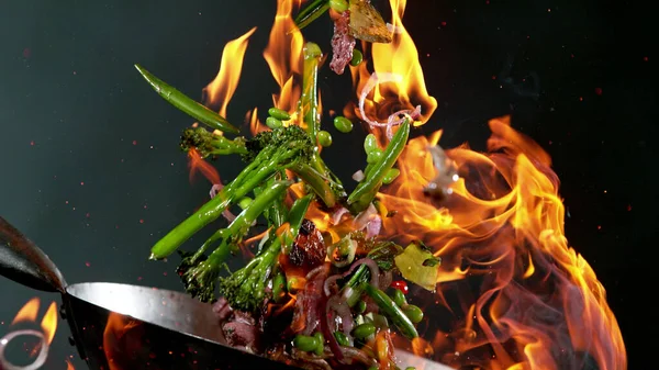Nærbilde Kokken Som Kaster Kjøttbiter Med Grønnsaker Fra Wok Pan – stockfoto