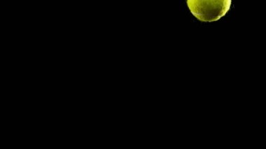 Tenis topuna barut patlaması ile vurmanın süper yavaş çekimi. Yüksek hızlı sinema kamerası, 1000fps.