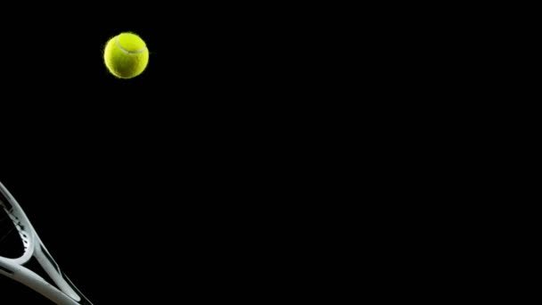 Movimento Super Lento Bater Bola Tenis Com Explosão Filmado Câmera — Vídeo de Stock
