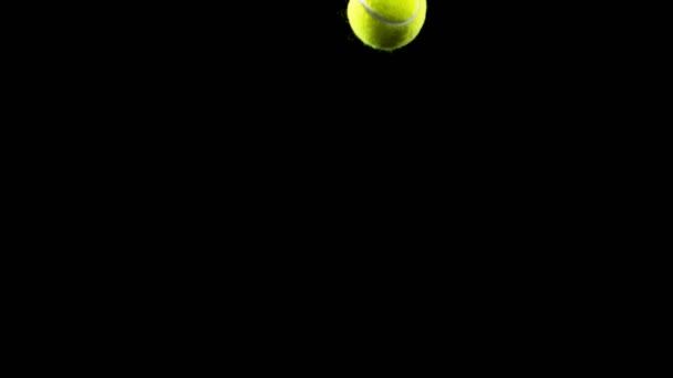 黒を背景にロケットでテニスボールを打つの超スローモーション 高速シネマカメラ 1000Fpsで撮影 — ストック動画