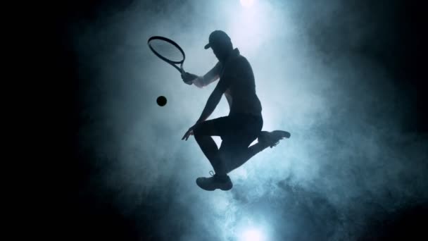 Super Slow Motion Tennisspelare Siluett Slå Bollen Rökeffekt Runt Svart — Stockvideo