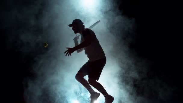 Сверхмедленное Движение Силуэта Теннисиста Ударяющего Мячом Эффект Дыма Вокруг Черный — стоковое видео