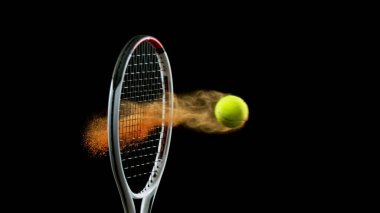 Tenis raketinin hareketsiz hareketi topa renkli barut patlaması ile vuruyor. Siyah arkaplanda izole.