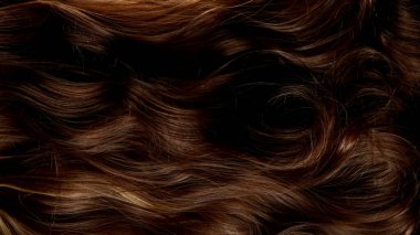 Lüks kıvırcık kahverengi saçlara yakın plan, soyut arka plan..