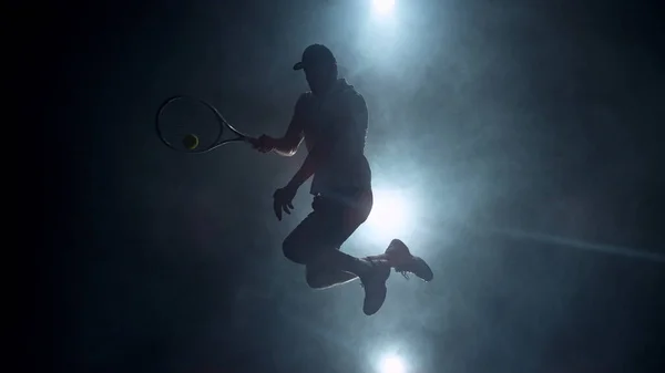 Silhouette Dramatique Joueur Tennis Sautant Dans Les Airs Silhouette Avec — Photo