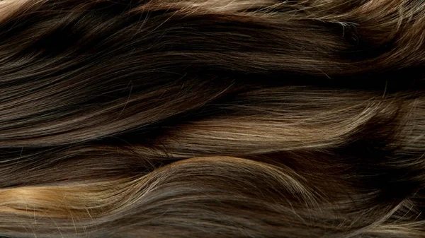Detailní Záběr Luxusní Kudrnaté Hnědé Vlasy Zvýrazněním Abstraktní Pozadí — Stock fotografie