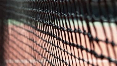 Tenis filesinin dalgalanışını çok yavaş çekiyoruz. Düşük odaklanma derinliği. Yüksek hızlı sinema kamerası, 1000fps.