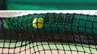 Tenis topunu ağlara çarpmanın süper yavaş çekimi. Düşük odaklanma derinliği. Yüksek hızlı sinema kamerası, 1000fps.