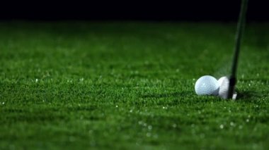 Detaylı olarak golftopuna vurmanın süper yavaş çekimi. Yüksek hızlı sinema kamerası, 1000fps.