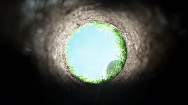 Çukura düşen golf topunun süper yavaş çekimi. Eşsiz bakış açısı. Yüksek hızlı sinema kamerası, 1000fps.