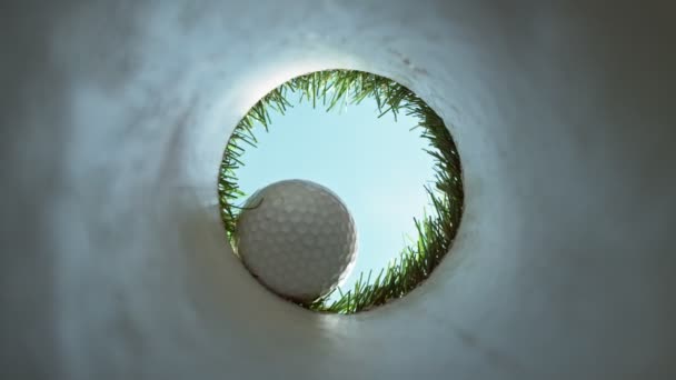 ホールにゴルフボールを落下の超スローモーション ユニークな視点の角度 高速シネマカメラ 1000Fpsで撮影 — ストック動画