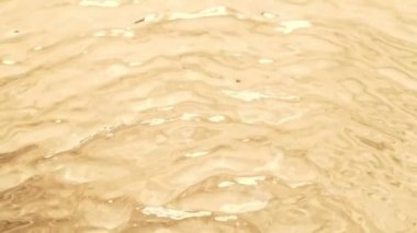 Kum desenli su dalgalarının süper yavaş hareketi. Yüksek hızlı sinema kamerası, 1000 fps..