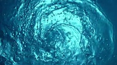 Hortum şeklinde dönen suyun süper yavaş çekimi. Yüksek hızlı sinema kamerası, 1000 fps..