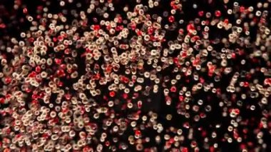 Süper yavaş çekimde siyah üzerine tüm biber baharatını serpiştiriyorum. Yüksek hızlı sinema kamerası, 1000 fps. Hız rampası etkisi.