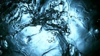 Su yüzeyini dalgalı şekillerde karıştırmak için süper yavaş çekim. Yüksek hızlı sinema kamerası, 1000 fps..