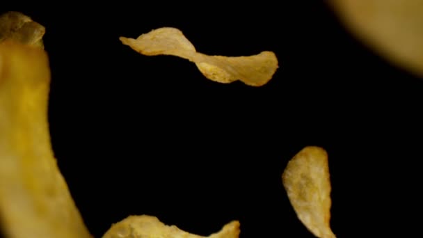 Super Langzame Beweging Van Vliegende Gebakken Aardappelen Chips Breed Macro — Stockvideo