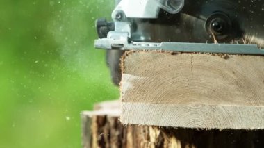 Dairesel testerenin çok yavaş çekimleri kütükleri kesiyor. Yüksek hızlı sinema kamerası, 1000 fps..