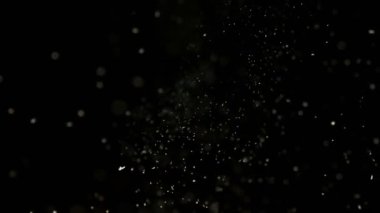 Siyah zemin üzerinde talaş parçacıklarının süper yavaş çekimi. Yüksek hızlı sinema kamerası, 1000 fps..