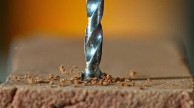 Tuğla duvarı delen matkapla ilgili çok yavaş bir detay. Yüksek hızlı sinema kamerası, 1000 fps..