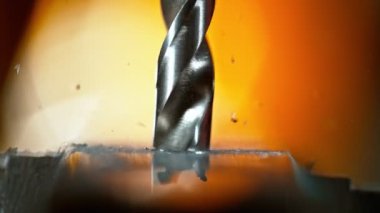 Alüminyum boruyu delen matkap ucu çok yavaş hareket ediyor. Yüksek hızlı sinema kamerası, 1000 fps..