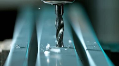 Alüminyum boruyu delen matkap ucu çok yavaş hareket ediyor. Yüksek hızlı sinema kamerası, 1000 fps..