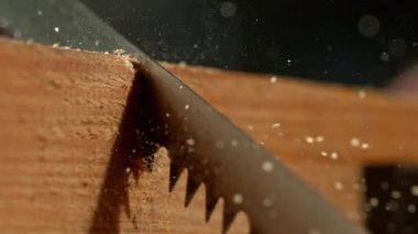 Elektrikli testereyle odun kesmenin süper yavaş çekimi. Düşük odaklanma derinliği. Yüksek hızlı sinema kamerası, 1000 fps..