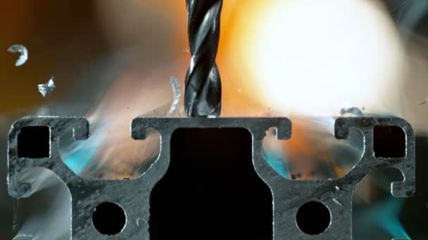 Super Langzame Beweging Van Detail Van Een Boor Boren Aluminium — Stockvideo