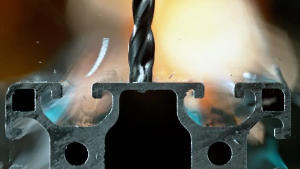 Super Wolny Ruch Detalu Wiertła Wiercącego Rurze Aluminiowej Nagrywane Szybkim — Wideo stockowe