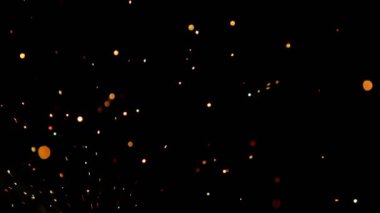 Siyah arkaplanda kaynak yapmaktan çok yavaş kıvılcımlar çıkıyor. Yüksek hızlı sinema kamerası, 1000 fps..